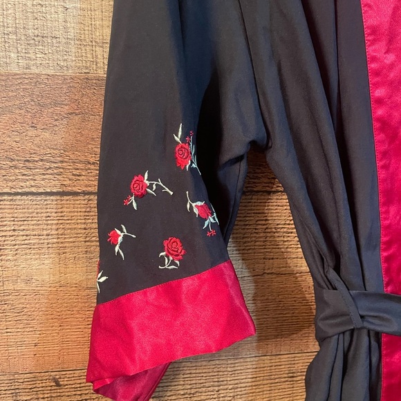 ♥️🖤Delicates roses and satin robe - Picture 2 of 4